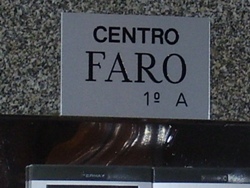 Cartel de Faro en la puerta